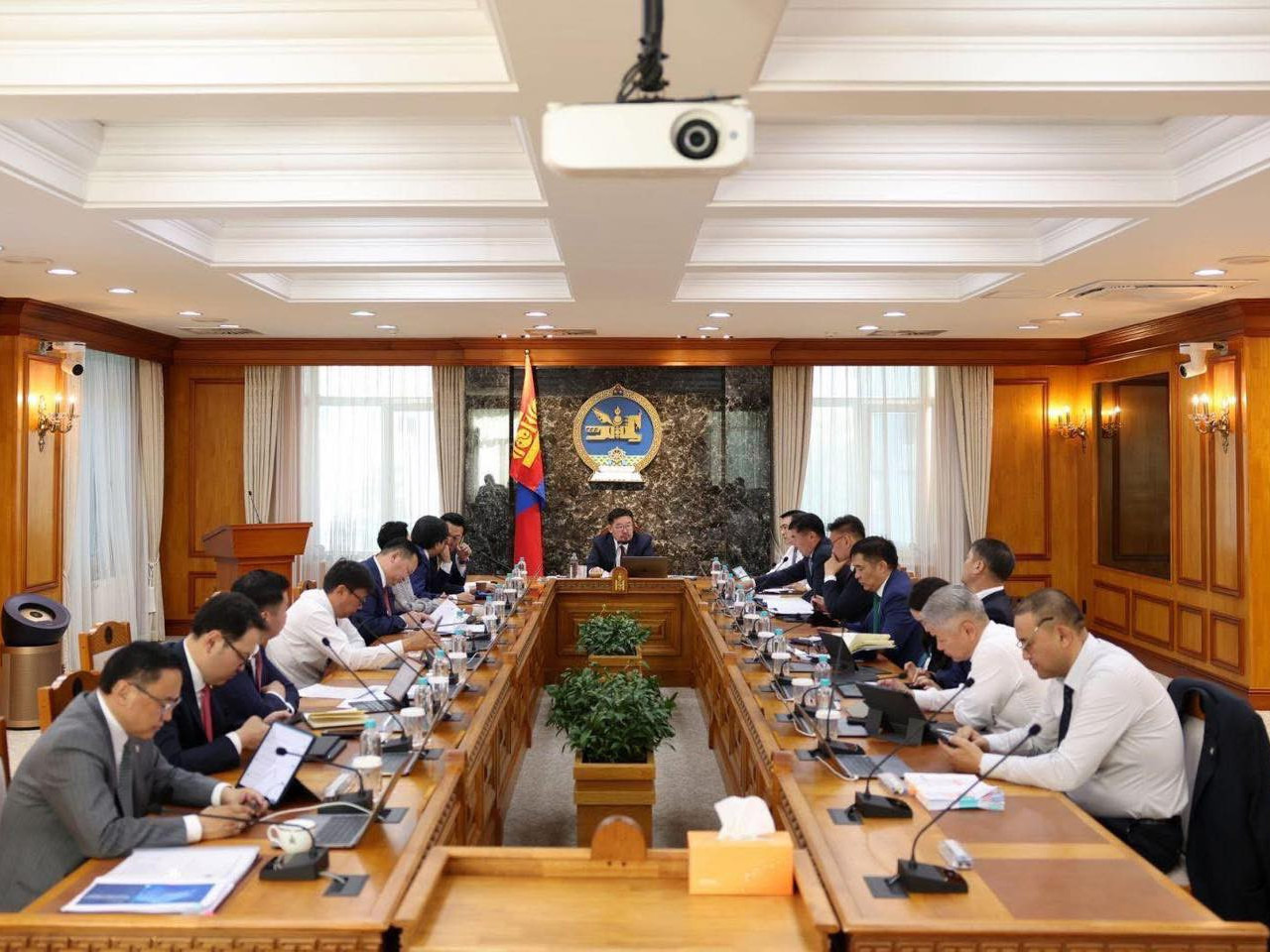 Засгийн газрын ээлжит  хуралдаан болж байна